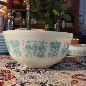 Vintage Turquoise Amish Butterprint on Opal 403 mixing bowl